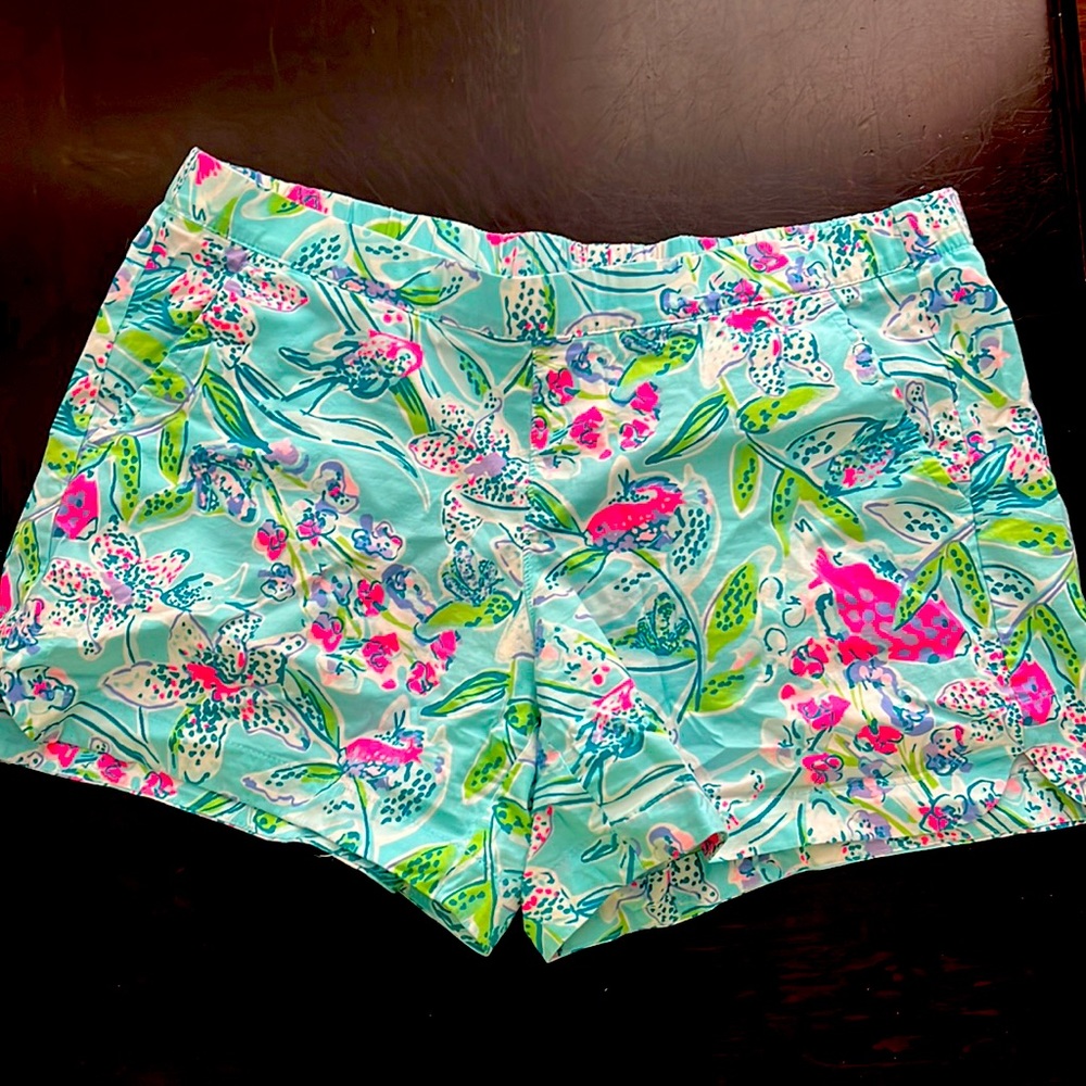 Lilly Pulitzer excellent condition pull on style shorts in size medium
